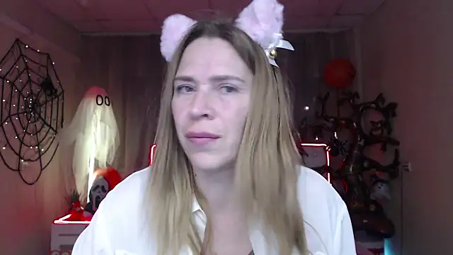 Snapshot of TessaDaybreak chatting on October 27, 8:07 am TessaDaybreak online show from October 27, 8:07 am