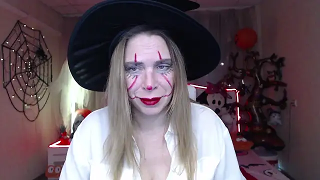 Snapshot of TessaDaybreak chatting on October 31, 8:26 am TessaDaybreak online show from October 31, 8:26 am