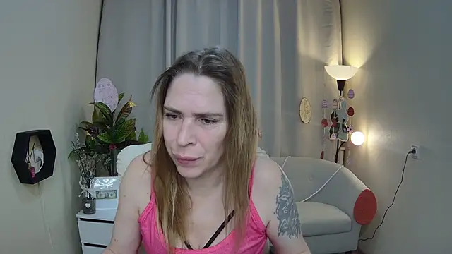 Snapshot of TessaDaybreak chatting on April 5, 7:49 am TessaDaybreak online show from April 5, 7:49 am