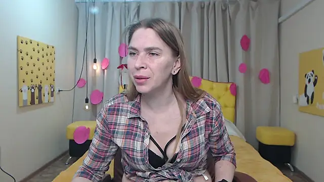 Snapshot of TessaDaybreak chatting on April 9, 6:52 am TessaDaybreak online show from April 9, 6:52 am
