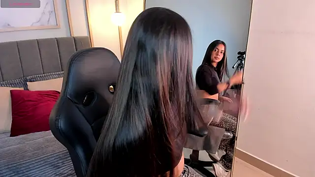 Snapshot of Bella_walker_ chatting on March 2, 8:26 pm Bella walker online show from March 2, 8:26 pm