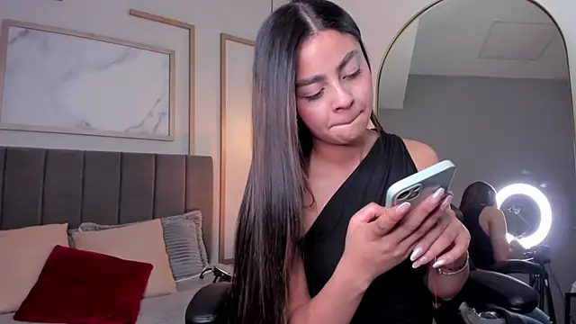 Snapshot of Bella_walker_ chatting on March 13, 8:37 pm Bella walker online show from March 13, 8:37 pm