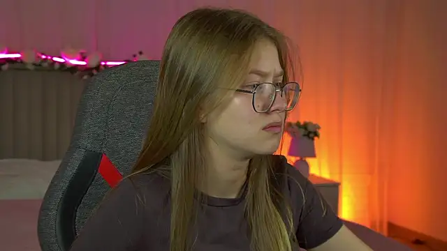 Snapshot of EveMundie chatting on October 1, 12:44 pm EveMundie online show from October 1, 12:44 pm