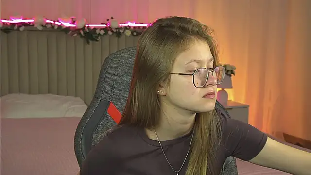 Snapshot of EveMundie chatting on October 6, 6:22 am EveMundie online show from October 6, 6:22 am