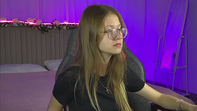 Snapshot of EveMundie chatting on October 8, 6:33 am EveMundie online show from October 8, 6:33 am