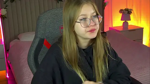 Snapshot of EveMundie chatting on October 18, 9:54 am EveMundie online show from October 18, 9:54 am