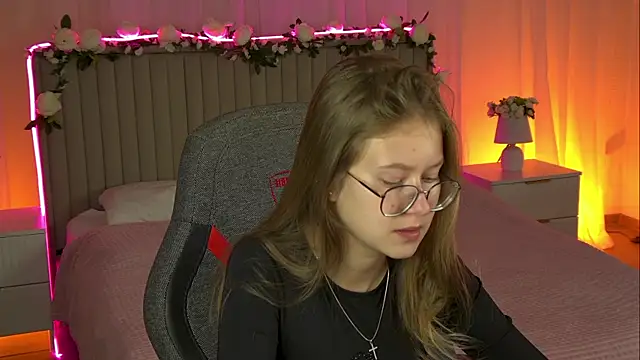 Snapshot of EveMundie chatting on October 21, 12:28 pm EveMundie online show from October 21, 12:28 pm