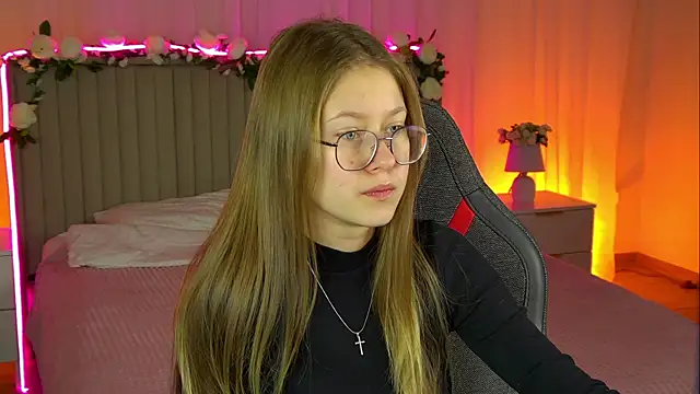 Snapshot of EveMundie chatting on November 3, 6:14 am EveMundie online show from November 3, 6:14 am