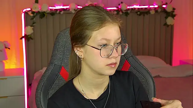 Snapshot of EveMundie chatting on November 7, 9:53 am EveMundie online show from November 7, 9:53 am