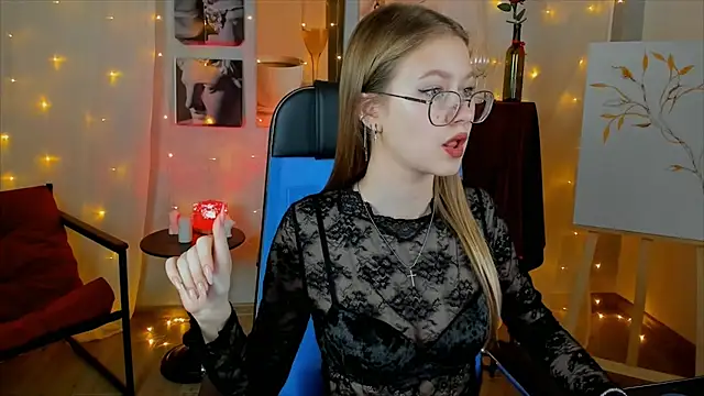 Snapshot of EveMundie chatting on December 2, 12:54 pm EveMundie online show from December 2, 12:54 pm