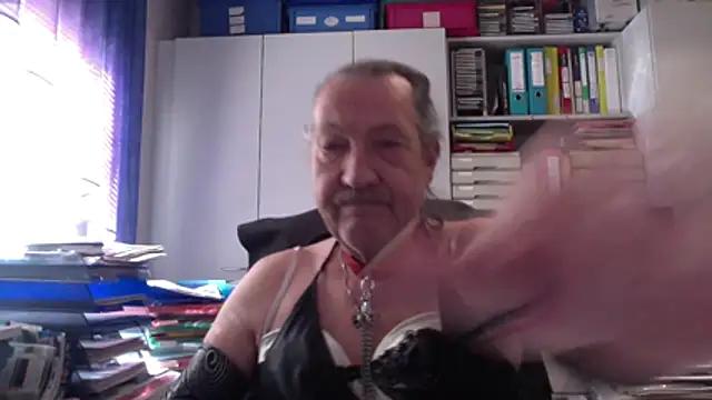 HMStraps01 online show from March 30, 9:54 am