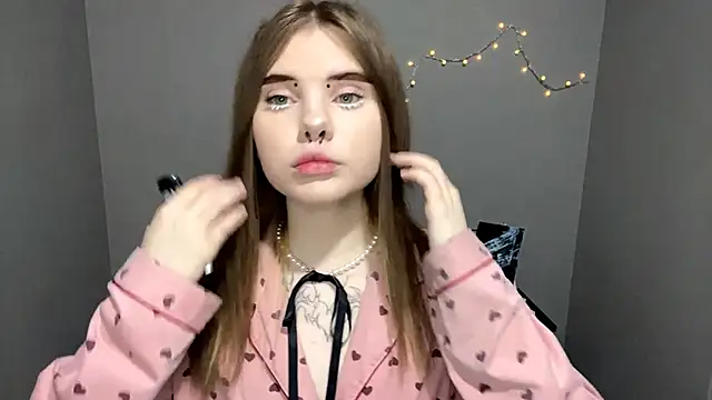 CarolinePepper online show from March 22, 5:09 pm