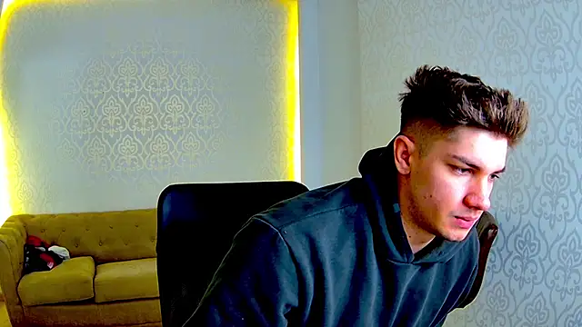 Snapshot of MaxKaiden chatting on February 20, 6:10 am MaxKaiden online show from February 20, 6:10 am