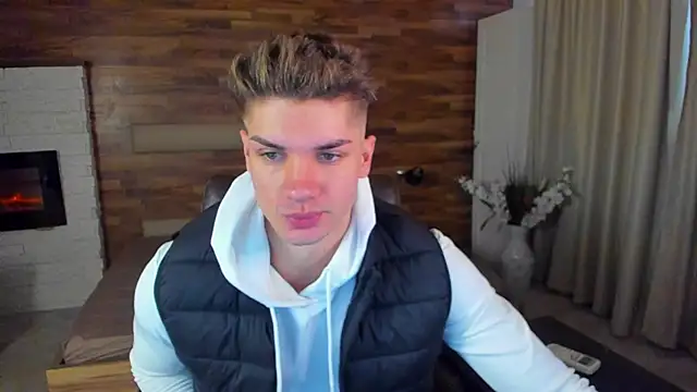 Snapshot of MaxKaiden chatting on March 13, 6:31 am MaxKaiden online show from March 13, 6:31 am