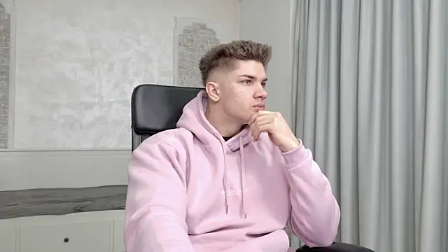 Snapshot of MaxKaiden chatting on April 3, 4:21 am MaxKaiden online show from April 3, 4:21 am
