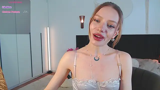 LunaticaBae online show from March 14, 4:18 am