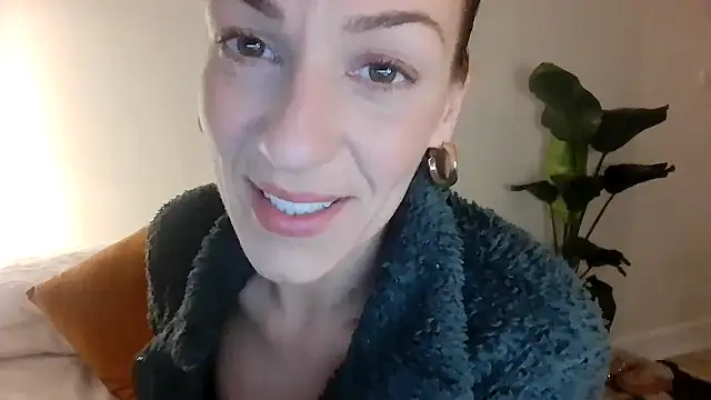 Snapshot of Edenfox- chatting on February 17, 10:05 pm Edenfox- online show from February 17, 10:05 pm