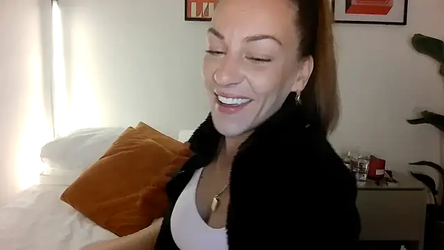 Snapshot of Edenfox- chatting on March 22, 12:58 am Edenfox- online show from March 22, 12:58 am