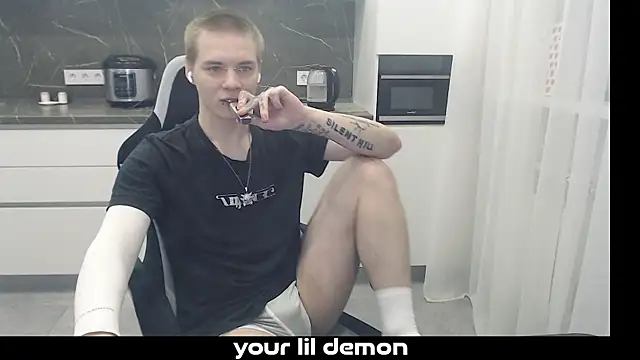 Snapshot of yourlildemon chatting on February 20, 7:03 pm yourlildemon online show from February 20, 7:03 pm