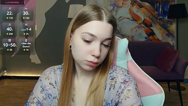 Snapshot of FloraBonde chatting on December 18, 11:16 am FloraBonde online show from December 18, 11:16 am