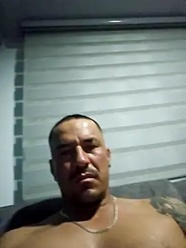 Snapshot of Iuver chatting on January 9, 1:30 am Iuver online show from January 9, 1:30 am