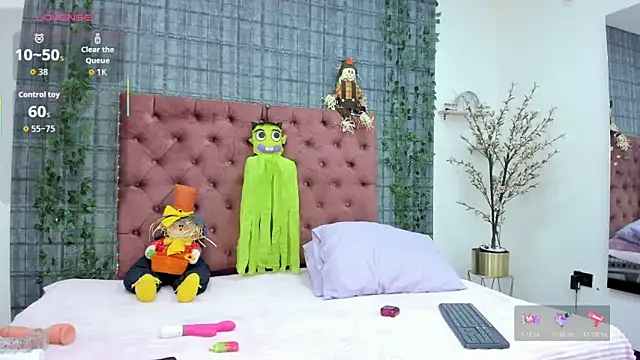 Mia  coluccy online show from October 28, 12:47 am