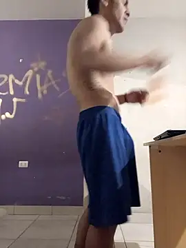 Snapshot of LeonRoots chatting on October 31, 7:53 am LeonRoots online show from October 31, 7:53 am