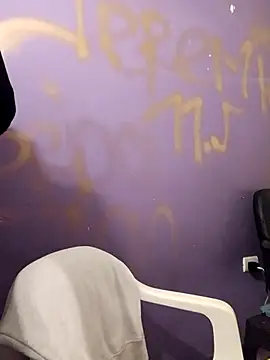 Snapshot of LeonRoots chatting on December 23, 8:12 am LeonRoots online show from December 23, 8:12 am