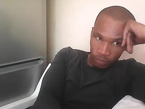 Snapshot of TwistedR chatting on February 7, 10:41 am TwistedR online show from February 7, 10:41 am