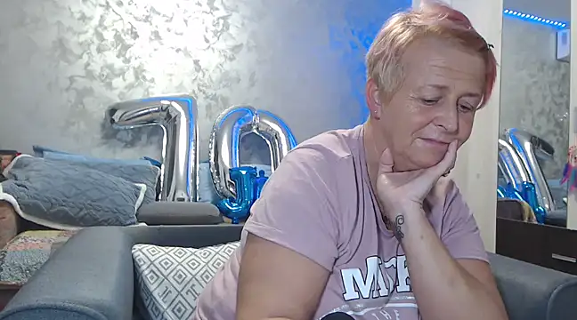 Snapshot of RosesandLillies chatting on December 31, 6:35 pm RosesandLillies online show from December 31, 6:35 pm