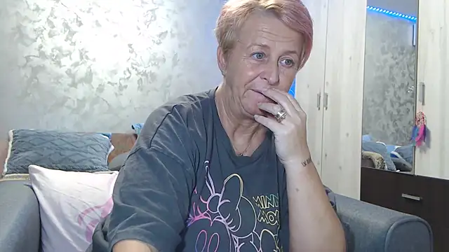 Snapshot of RosesandLillies chatting on January 3, 6:24 pm RosesandLillies online show from January 3, 6:24 pm