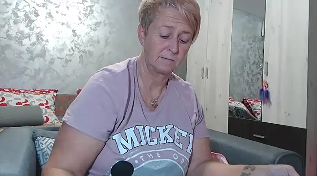 Snapshot of RosesandLillies chatting on January 27, 6:09 pm RosesandLillies online show from January 27, 6:09 pm