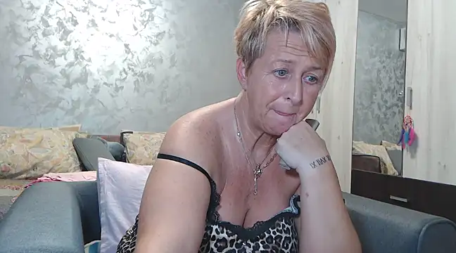 Snapshot of RosesandLillies chatting on February 4, 6:27 pm RosesandLillies online show from February 4, 6:27 pm