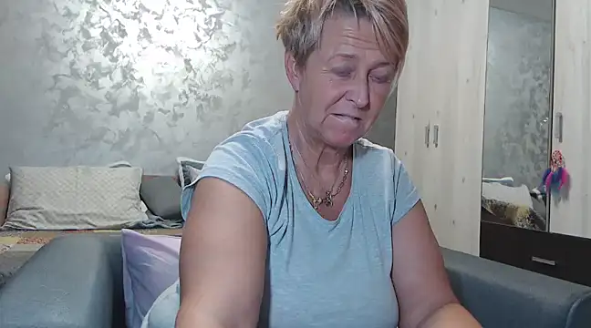 Snapshot of RosesandLillies chatting on February 5, 5:20 pm RosesandLillies online show from February 5, 5:20 pm