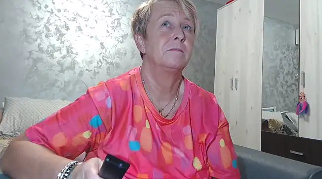 Snapshot of RosesandLillies chatting on February 6, 5:51 pm RosesandLillies online show from February 6, 5:51 pm