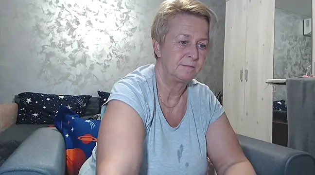 Snapshot of RosesandLillies chatting on February 26, 5:50 pm RosesandLillies online show from February 26, 5:50 pm