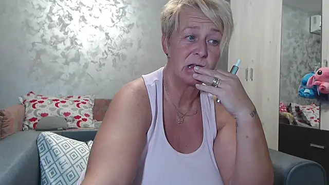 Snapshot of RosesandLillies chatting on September 26, 4:44 pm RosesandLillies online show from September 26, 4:44 pm