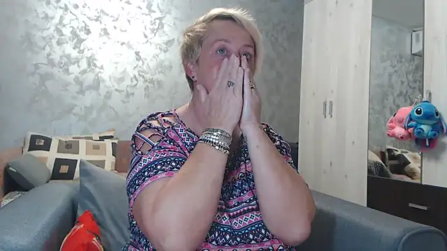 Snapshot of RosesandLillies chatting on October 21, 5:02 pm RosesandLillies online show from October 21, 5:02 pm