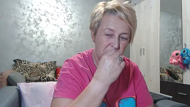 Snapshot of RosesandLillies chatting on October 26, 3:40 pm RosesandLillies online show from October 26, 3:40 pm