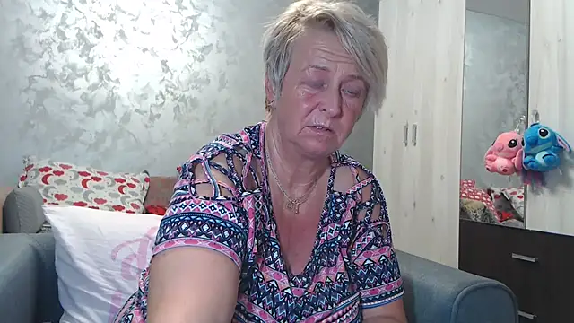 Snapshot of RosesandLillies chatting on November 2, 5:26 pm RosesandLillies online show from November 2, 5:26 pm