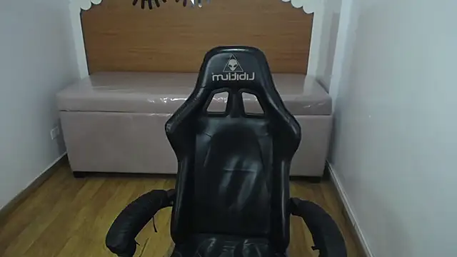 Snapshot of catalina25_t chatting on October 4, 1:03 am catalina25 t online show from October 4, 1:03 am