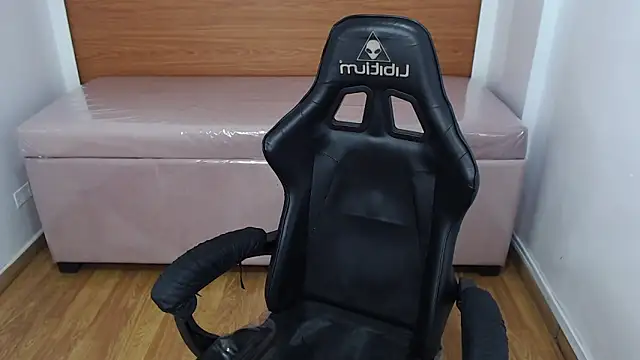 Snapshot of catalina25_t chatting on October 29, 7:59 pm catalina25 t online show from October 29, 7:59 pm