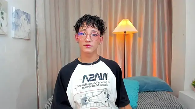 Snapshot of iiangel_ chatting on February 25, 3:27 am iiangel online show from February 25, 3:27 am