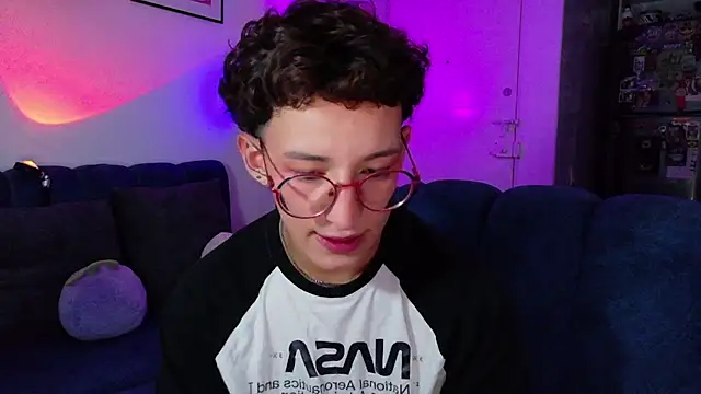 Snapshot of iiangel_ chatting on April 16, 12:33 am iiangel online show from April 16, 12:33 am