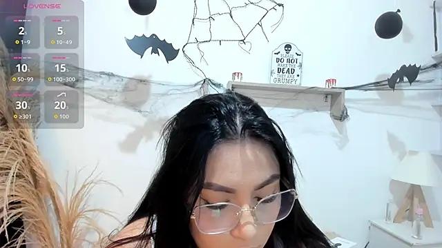 Snapshot of emily-777 chatting on October 28, 11:18 pm emily-777 online show from October 28, 11:18 pm