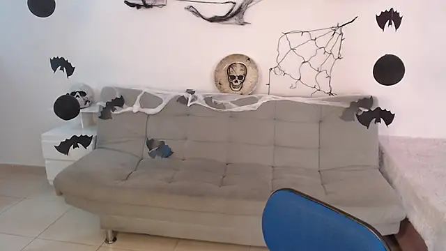 Snapshot of emily-777 chatting on October 31, 10:27 am emily-777 online show from October 31, 10:27 am