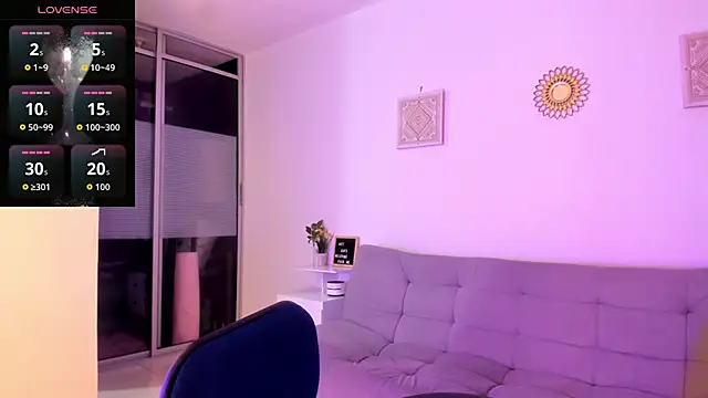 Snapshot of emily-777 chatting on December 15, 8:35 pm emily-777 online show from December 15, 8:35 pm