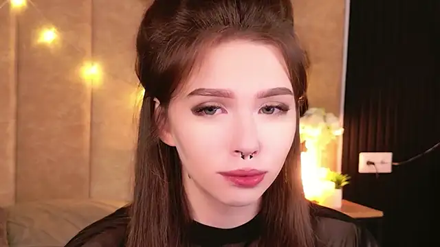 Snapshot of Sierra_Fane chatting on November 9, 6:01 am Sierra Fane online show from November 9, 6:01 am