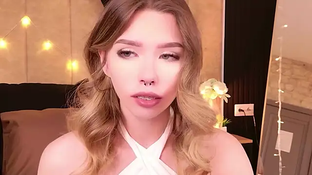 Snapshot of Sierra_Fane chatting on December 5, 10:35 am Sierra Fane online show from December 5, 10:35 am