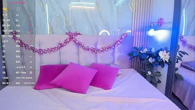 Snapshot of SalomeeHills chatting on February 21, 6:31 pm SalomeeHills online show from February 21, 6:31 pm